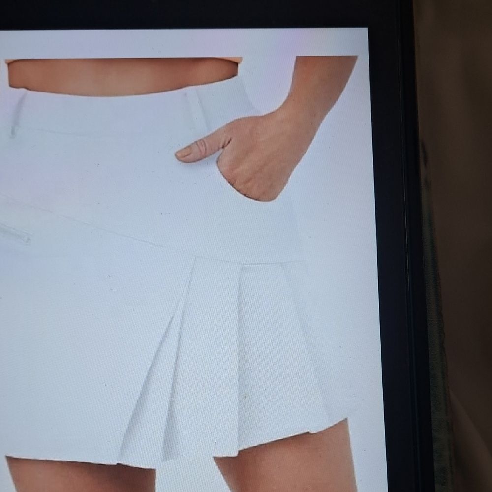 XSMALL.   HALARA HIGH WAISTED 2 IN 1 SIDE PLEATED GOLF SKORT